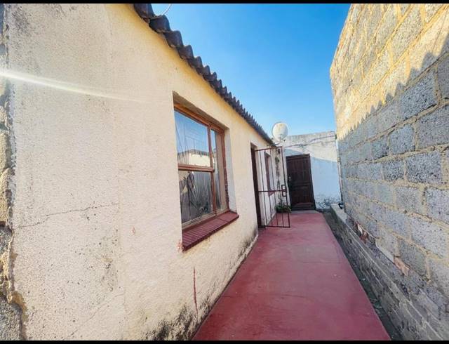 10 BEDROOM HOUSE FOR SALE IN ENTSHONALANGA